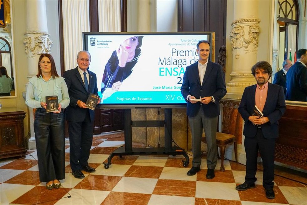 El alcalde de Málaga, Francisco de la Torre, ha presentado la obra acompañado por la concejala de Cultura, Noelia Losada; el director de la Editorial Páginas de Espuma, Juan Casamayor, y el propio autor Santiago de Molina.