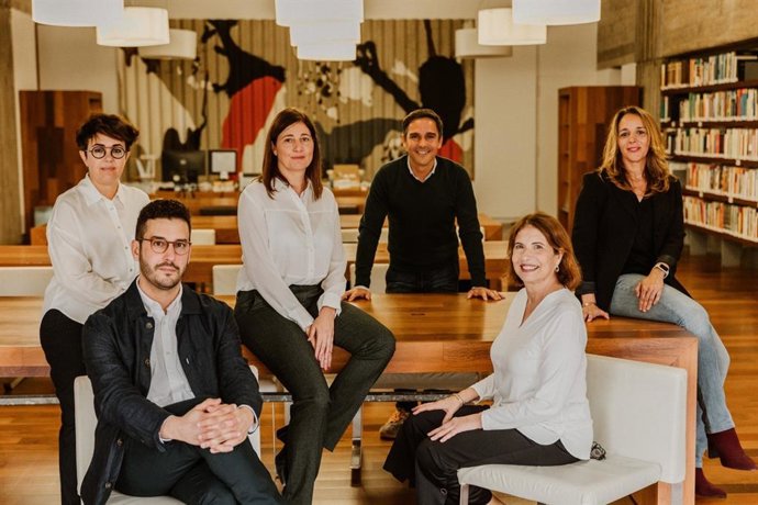 María Febles (abajo, a la derecha), con la nueva junta del Colegio de Arquiectos de Tenerife, La Gomera y El Hierro
