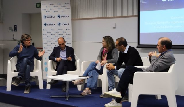 Mesa redonda organizada por Loyola para debatir sobre inteligencia artificial. Foto de la Universidad Loyola.