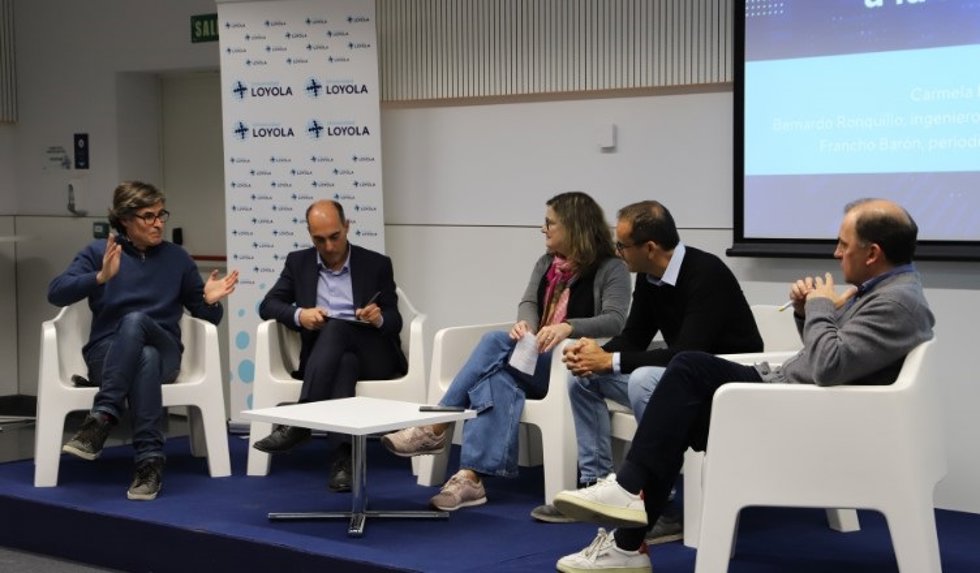 Mesa redonda organizada por Loyola para debatir sobre inteligencia artificial. Foto de la Universidad Loyola.