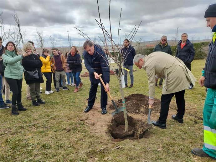 Plantación de los primeros árboles del 'Bosque de los Universitarios' de Salamanca.