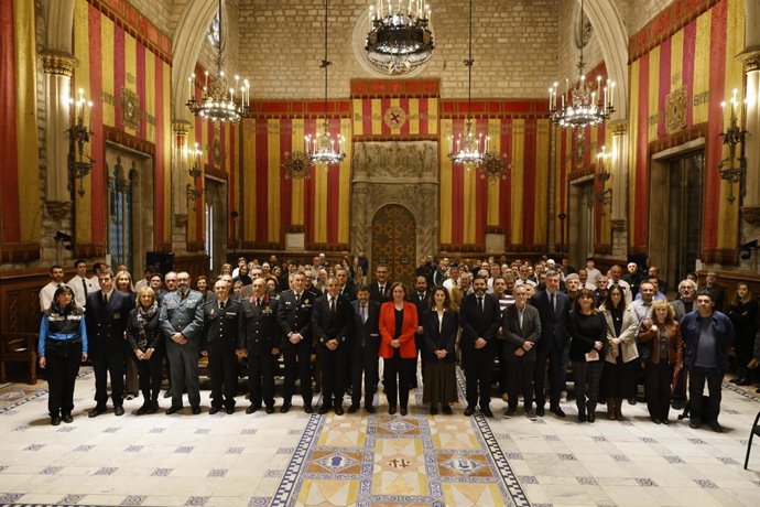Foto de família amb l'alcaldessa de Barcelona, Ada Colau, i el tinent d'alcalde de Seguretat, Albert Batlle, després de lliurar les medalles 