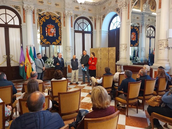 El alcalde de Málaga recibe a una delegación de la Sociedad para la Promoción y Desarrollo del Valle del Jerte