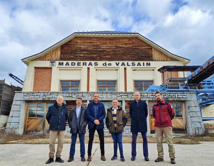 Los asistentes a la firma de concesión de la explotación del aserradero de Valsaín.