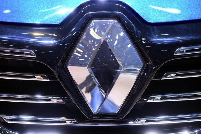 Archivo - FILED - 06 March 2019, Switzerland, Geneva: A Renault logo at the Geneva Motor Show. Photo: Uli Deck/dpa