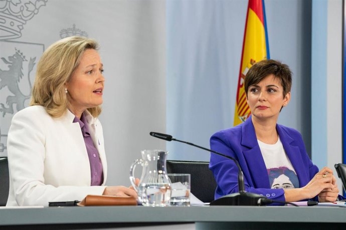 La ministra de Política Territorial y portavoz del gobierno, Isabel Rodríguez, y la vicepresidenta primera y ministra de Asuntos Económicos y Transformación Digital, Nadia Calviño, este martes en la rueda de prensa tras el Consejo de Ministros.