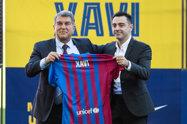 Archivo - Xavi Hernandez i Joan Laporta