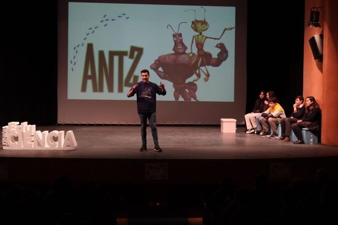 La jornada ha abierto con una divertida charla interactiva con el alumnado del biólogo y entomólogo José Manuel Vidal Cordero.