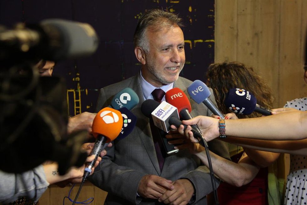 Archivo - Presidente de Canarias, Ángel Víctor Torres, atiende a los medios de comunicación