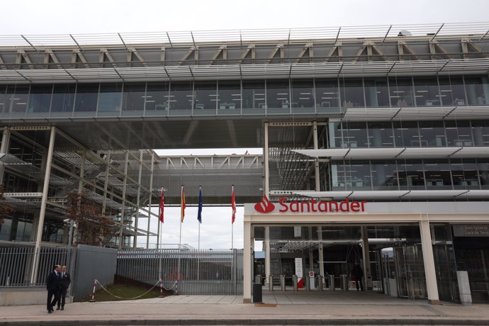 Edificio de la sede de Santande, a 18 de marzo de 2022, en Madrid (España).
