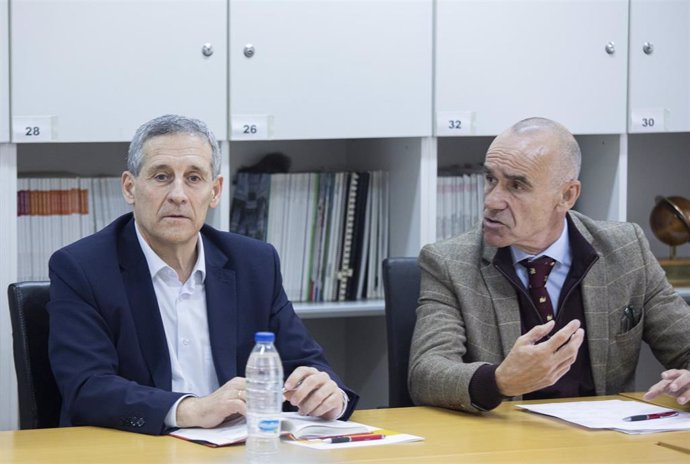 El alcalde de Sevilla, Antonio Muñoz (d) junto al director de la Agencia Espacial Española, Miguel Belló (i). 
