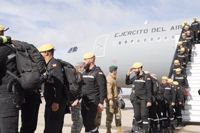 Miembros de la Unidad Militar de Emergencias (UME) a su regreso a España