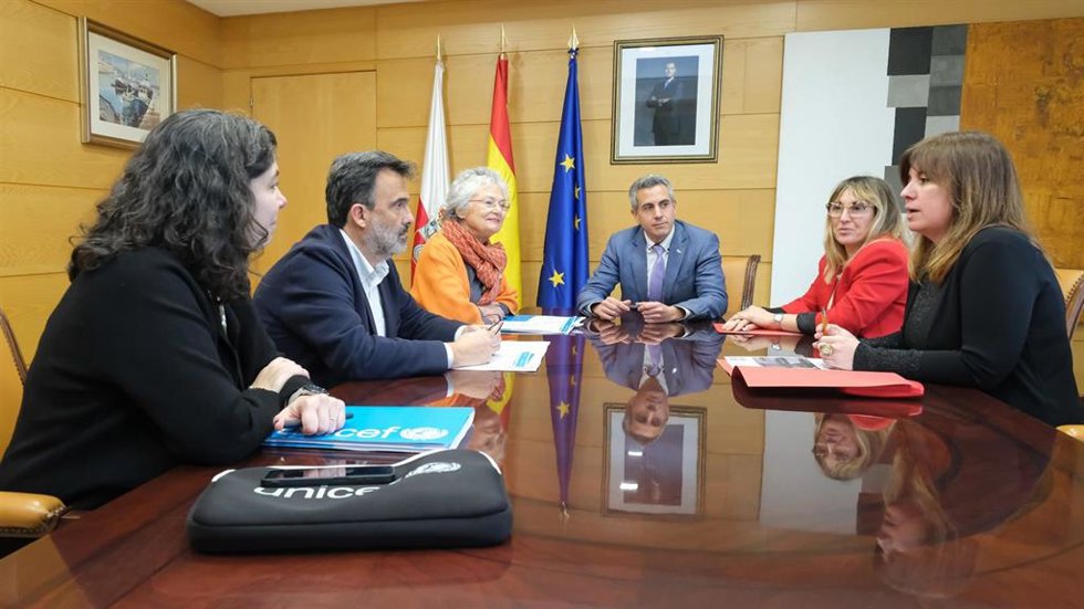 El vicepresidente del Gobierno, Pablo Zuloaga, y la consejera de Empleo y Políticas Sociales, Eugenia Gómez de Diego, se reúnen con representantes nacionales y regionales de UNICEF.