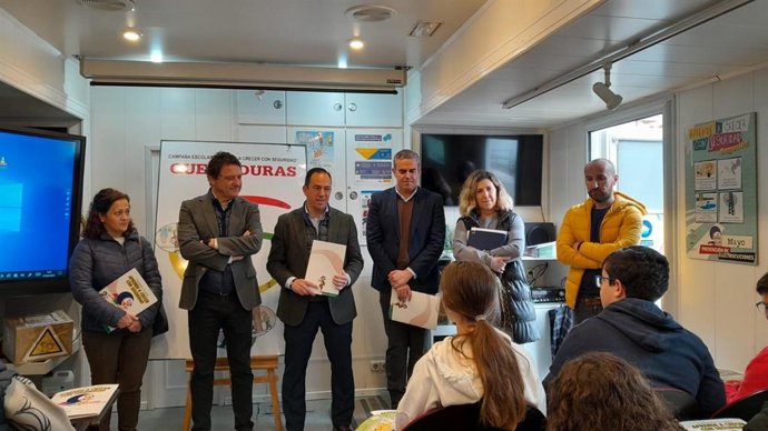 El aula-bus de 'Aprende a crecer con seguridad' llega a Cádiz para formar a más de 400 escolares