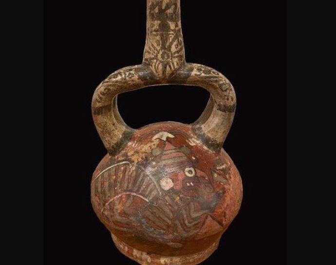 Vasija de cerámica de la región moche del norte de Perú con pigmentos y técnicas de decoración de influencia wari.