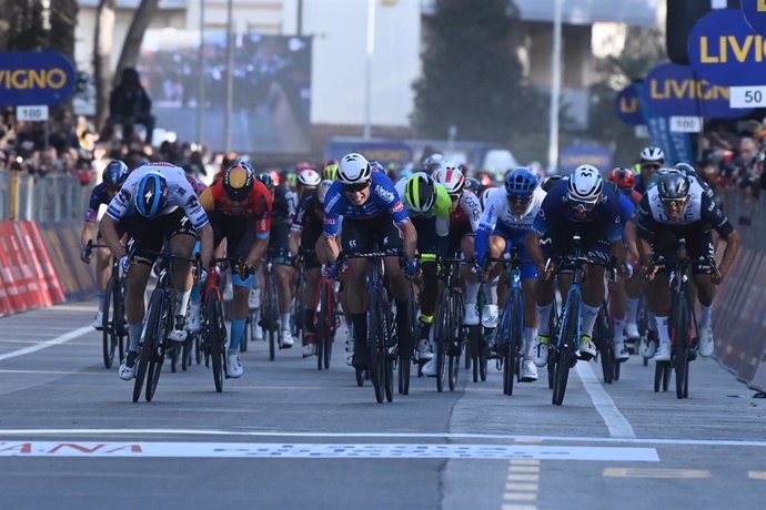 Final al esprint de la segunda etapa de la Tirreno-Adriático 2023, disputada entre Camaiore y Follonica sobre 210 kilómetros y triunfo para Fabio Jakobsen (Soudal-Quick Step)