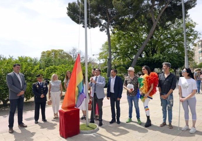 Momento en el que el alcalde de Murcia, José Antonio Serrano, izó la bandera arcoíris el 13 de junio de 2022