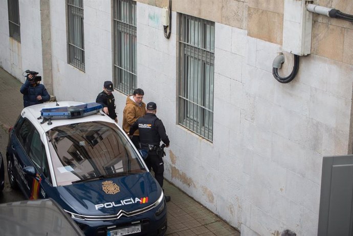 Dos agentes de Policía Nacional llevan al acusado de un triple crimen, José Luis Abet, a la Audiencia Provincial de Pontevedra.