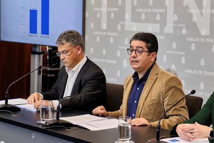 El presidente del Cabildo de Tenerife, Pedro Martín, y el consejero de Agricultura, Ganadería y Pesca, Javier Parrilla