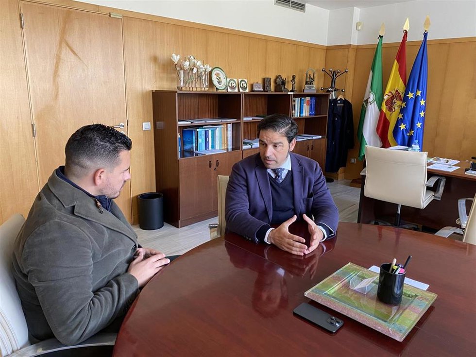 El delegado de Sostenibilidad, Medio Ambiente y Economía Azul de la Junta en Huelva, Pedro Yórquez (derecha), y  el director general de Gañafote, Joaquín Rasco.