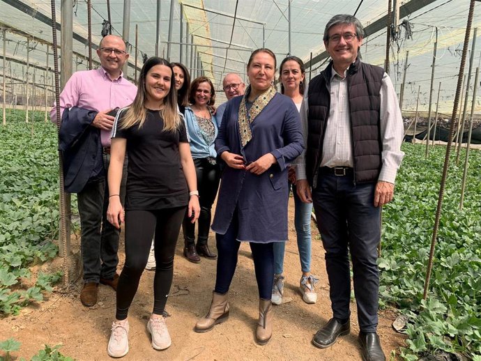 Archivo - La consejera de Agricultura, Carmen Crespo, en una imagen de archivo en un invernadero con una joven agricultora.