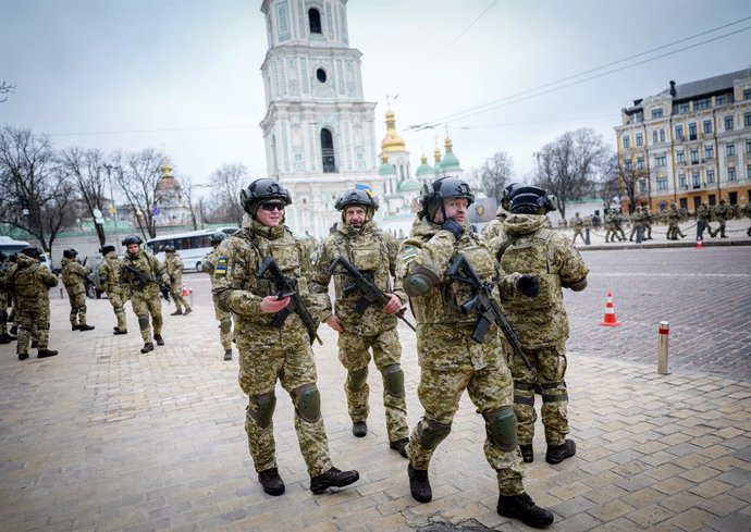 24 February 2023, Ukraine, Kiev: Ukrainian soldiers leave after taking part in a military parade marking the first anniversary of the start of Russia's war of aggression on Ukraine, in front of St. Sophia Cathedral. Photo: Kay Nietfeld/dpa
