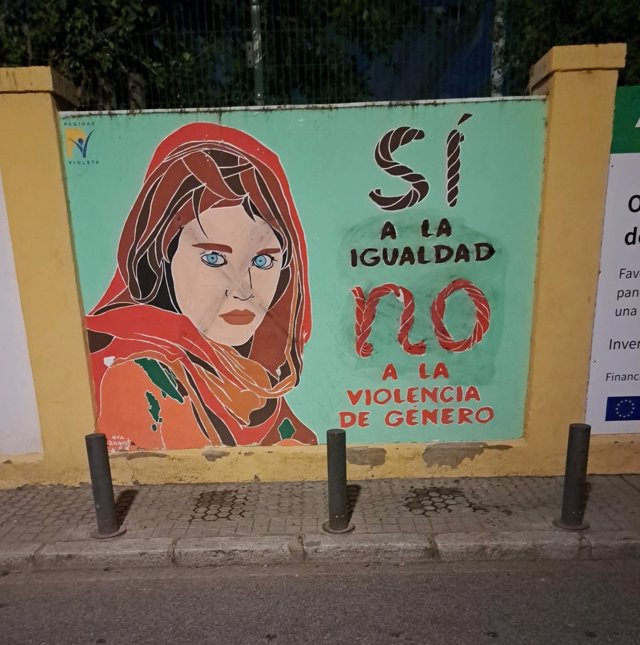 El mural de la niña afgana en favor de la igualdad del CEIP Huerta de Santa Marina ya arreglado por Lipasam tras ser vandalizado.