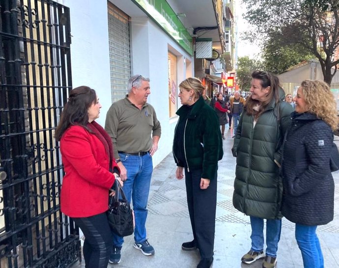 La candidata del PP a la Alcaldía de Huelva, Pilar Miranda, en su visita al barrio de Isla Chica.