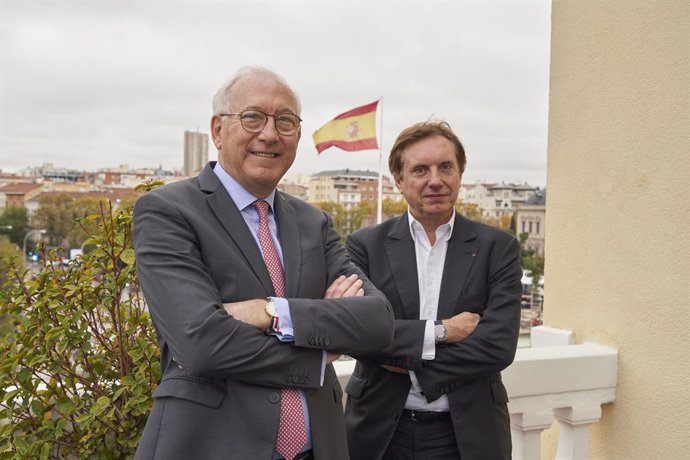 Archivo - De izda a dcha: el consejero delegado de Sofinco España, Pierre Adam, y el consejero delegado de Credit Agricole Consumer Finance (CA CF), Stephane Priami.