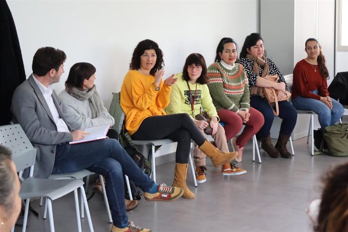 Una veintena de mujeres participan en un taller sobre mujeres gitanas en Palma.