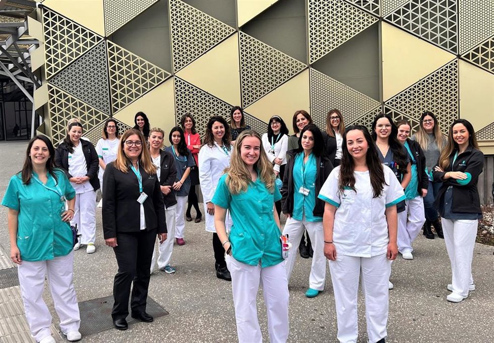 Foto de un grupo de trabajadoras de Quirónsalud Andalucía con motivo del Día Internacional de la Mujer. Foto de Quirónsalud.