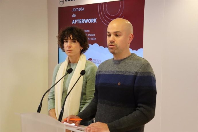 Foto: el concejal de Juventud de Segovia, Ángel Galindo, y la representante de AJE Iria Heredia.