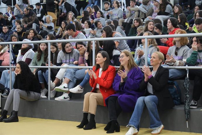 La alcaldesa de San Fernando, Patricia Cavada, junto a la concejala de Mujer, Virginia Barrera, y la de Juventud, Carmen Toledo, en la jornada 'En-caja la igualdad' celebrado en el pabellón municipal