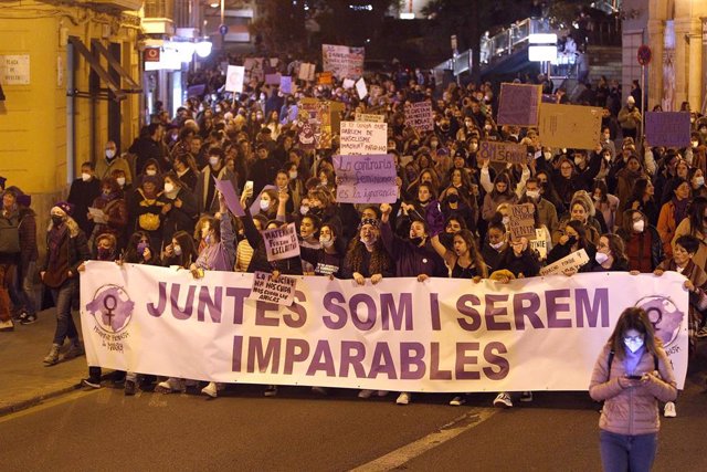 Archivo - Un grupo de personas en una manifestación por el 8M, Día Internacional de la Mujer, a 8 de marzo de 2022.