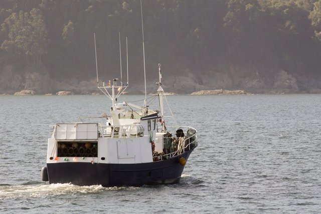 Archivo - Barcos en el Puerto de Viveiro, a 3 de octubre de 2022, en Viveiro, Lugo, Galicia (España). El Gobierno sopesa recurrir ante el Tribunal de Justicia de la Unión Europea (TJUE) la decisión de Bruselas de vetar la pesca de fondo en zonas marinas p