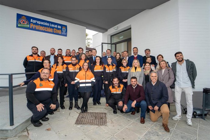 El consejero de Presidencia, Interior y Diálogo Social de la Junta de Andalucía, Antonio Sanz, en la foto de familia tras la visita a las nuevas instalaciones de Protección Civil de la localidad de Carmona a 7 de marzo de 2023 en Carmona, (Sevilla, Anda