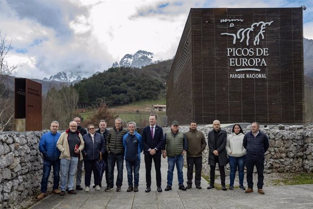 El consejero Guillermo Blanco y los alcaldes de Cillorigo de Liébana, Camaleño y Tresviso en la presentación de los proyectos que se desarrollarán en los municipios cántabros del Área de Influencia del Parque Nacional de Picos de Europa.