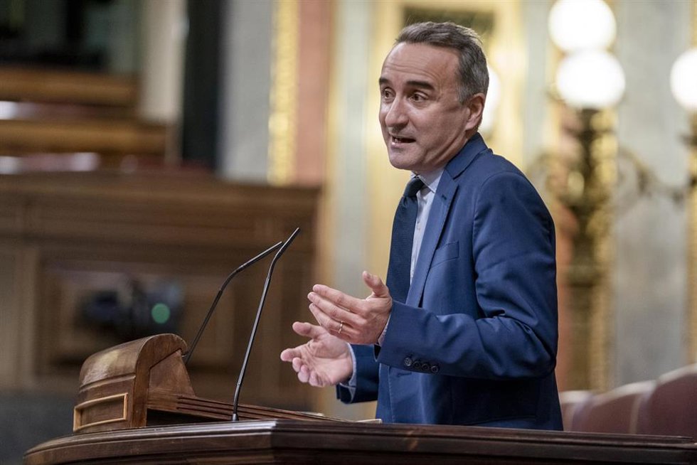 Archivo - El diputado del PSOE, Pere Joan Pons, interviene en una sesión plenaria, en el Congreso de los Diputados, a 2 de diciembre de 2021, en Madrid  (España). El Pleno del Congreso vota este jueves tres decretos leyes que incluyen el nuevo impuesto 