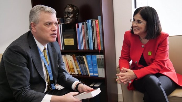 La ministra de Sanidad, Carolina Darias, se reúne con el responsable de la Oficina de la Organización Mundial de la Salud (OMS) en Naciones Unidas, Stewart Simonson. A 7 de marzo de 2023, en Nueva York (Estados Unidos).