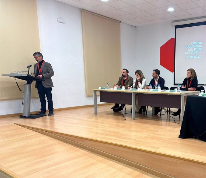 El secretario de Organización del PSOE de Málaga, José Bernal, en su intervención ante el Comité Provincial.