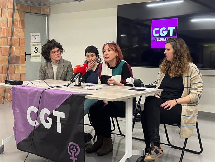 La abogada de CGT, Mireia Salazar; la secretaria general de CGT, Marta Minguella, y dos afectadas, Marina Lomeres y Núria Salvador.