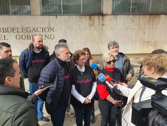 María Sierra Luque (centro), entre Francisco Ángel Sánchez y Maleni Luque, atienden a los periodistas.