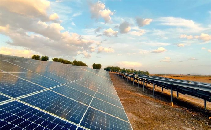 Archivo - La energía solar almacenó casi 1.500 MWh detrás del contador en 2022, según UNEF.