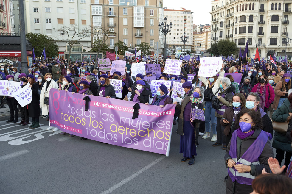Un grupo de personas sostiene pancartas en una manifestación por el 8M, Día Internacional de la Mujer, desde Puertochico al Ayuntamiento de Santander