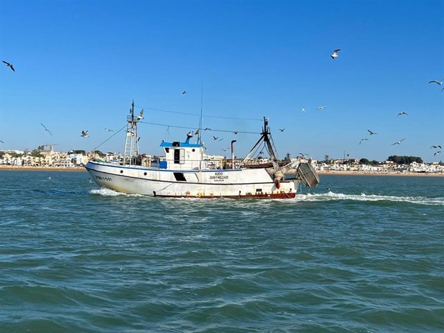 Archivo - Barque pesquero de Sanlúcar