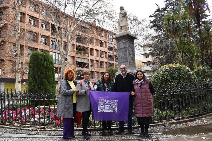 Candidatas de Granada Unida, con Francisco Puentedura, en la Plaza de Mariana Pineda