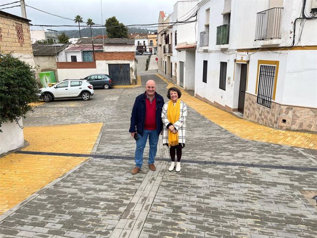 Emilio Martínez y Rafaela Valenzuela en una de las calles de Posadas que han sido objeto de obras de mejora con el PFEA.