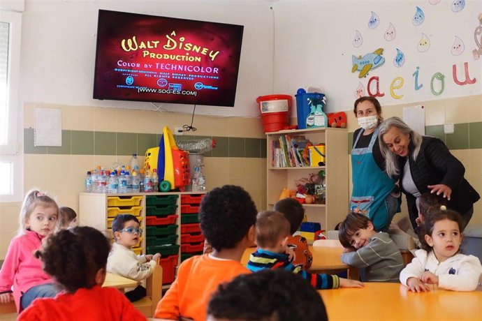 Entrega de un nuevo televisor inteligente en un centro infantil de Palos de la Frontera (Huelva).
