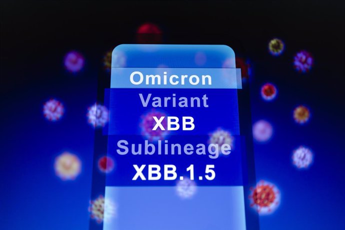 Archivo - La frase 'ómicron, variante XBB y su sublinaje XBB.1.5' mostrada en un smartphone con fondo de representación visual de virus.