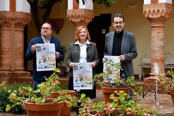 Caro de la Barrera (centro), entre Muñoz y Bellido, en la presentación del Encuentro Regional de Periodistas de Andalucía.
